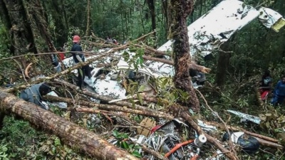 Ινδονησία: Συντριβή αεροπλάνου – Οκτώ νεκροί και ένας επιζών