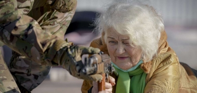 Ουκρανία: Εκπαιδεύουν στα όπλα μέχρι και ηλικιωμένους