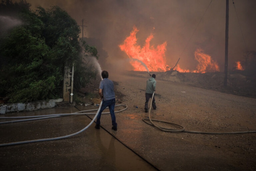 Ολονύχτια μάχη με τις φλόγες σε περιοχές της Ελλάδας - Χωρίς ενεργό μέτωπο η Αττική