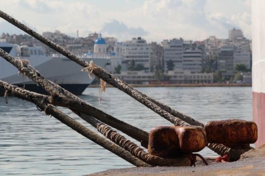 Δεμένα για 24 ώρες τα πλοία που αναχωρούν από το λιμάνι του Πειραιά – Παμπειραϊκή απεργία