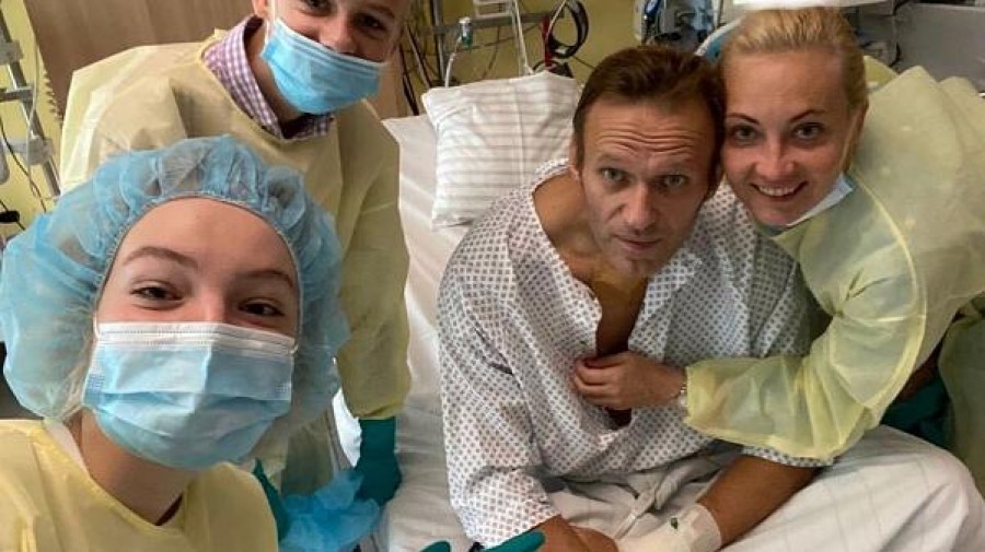 Νικητής επιστρέφει ο Navalny μετά την δηλητηρίαση- Δημοσίευσε φωτογραφία μέσα από το νοσοκομείο