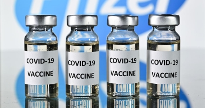 Αντί για τα φαιδρά μέτρα κατά των ανεμβολίαστων… μήπως να εστιάσουμε στους εμβολιασμένους που η ανοσία τους ξεθωριάζει;
