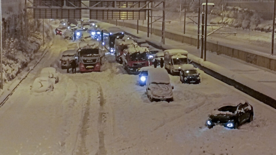 Παράθυρο για κυρώσεις σε Αττική Οδό για το χάος – Περισσότερα από 1.000 οχήματα παραμένουν εγκλωβισμένα για 24 ώρες