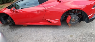 Γλυφάδα: Κλέφτες «έγδυσαν» Lamborghini και άφησαν πίσω τους... τούβλα