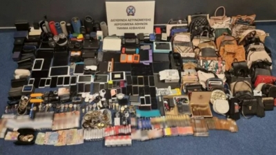 Χειροπέδες σε υπάλληλο του αεροδρομίου Ελευθέριος Βενιζέλος που είχε ξαφρίσει δεκάδες επιβάτες