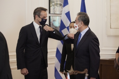 Συνάντηση Μητσοτάκη με τον Κινέζο ΥΠΕΞ, Wang Yi – Στο επίκεντρο επενδύσεις και διμερείς σχέσεις