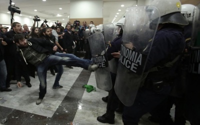 Επεισόδια και 8 προσαγωγές έξω από συμβολαιογραφικό γραφείο για τους πλειστηριασμούς