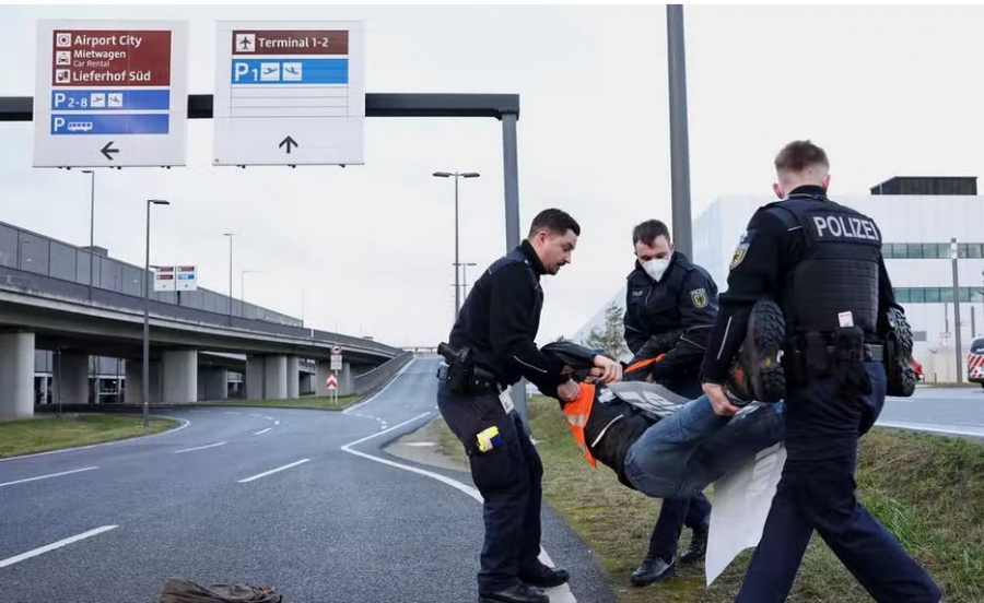 Γερμανία: Ακτιβιστές για το κλίμα προκάλεσαν χάος στις πτήσεις – Εισέβαλαν στον αεροδιάδρομο στο Βερολίνο
