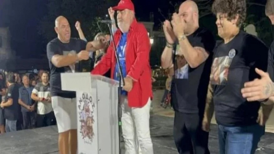Ο Δήμαρχος Τριφυλίας πανηγύρισε με... μπλουζάκι ΝΔ, καπελάκι ΣΥΡΙΖΑ και παπούτσια ΠΑΣΟΚ - «Θα συνεργαστώ με όλους»