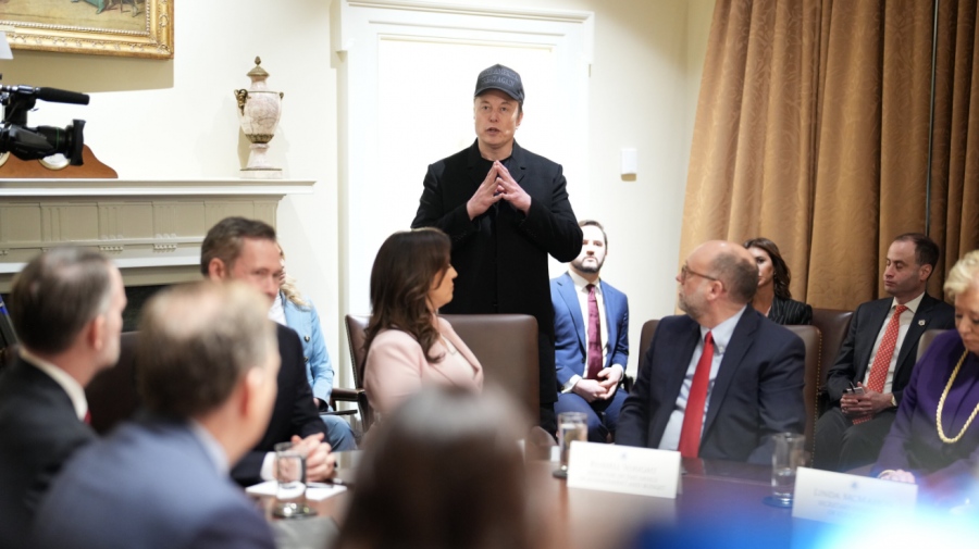 Washington Post – Παρακολουθείται ο Trump: Κενά ασφαλείας στο δίκτυο Starlink του Μusk στον Λευκό Οίκο – Περίεργη επιμονή των υπαλλήλων του DOGE