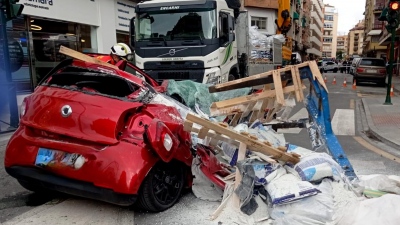Τρομακτικό ατύχημα: Σακιά με τσιμέντο έλιωσαν κυριολεκτικά ένα αυτοκίνητο smart