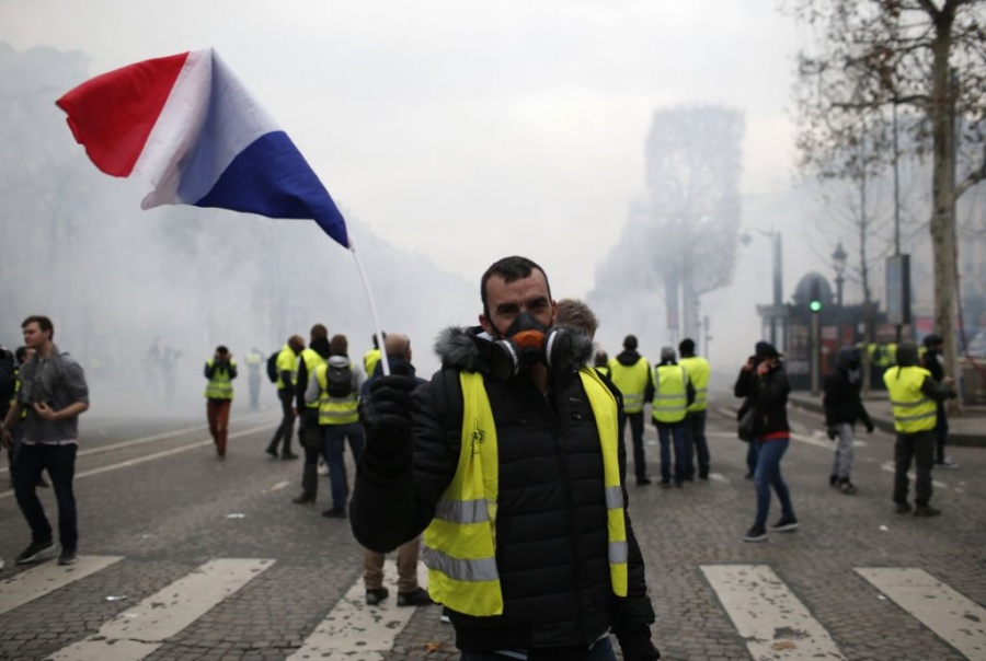 Γαλλία: Ξανά στους δρόμους τα «κίτρινα γιλέκα» - Συγκρούσεις με την αστυνομία στη Ναντ