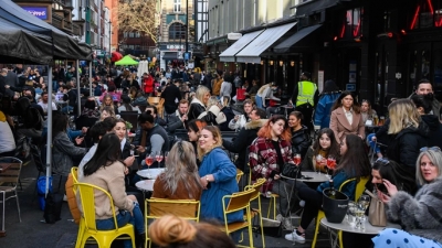 Απίστευτες εικόνες συνωστισμού στην Βρετανία μετά την χαλάρωση των μέτρων - Πάρτι, γεμάτες παμπ, γυμναστήρια