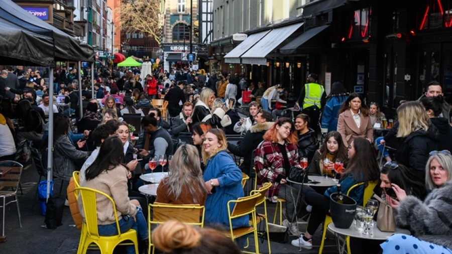 Απίστευτες εικόνες συνωστισμού στην Βρετανία μετά την χαλάρωση των μέτρων - Πάρτι, γεμάτες παμπ, γυμναστήρια