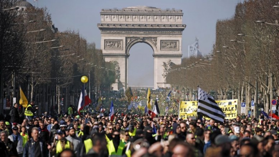 Παρίσι: Βία, δακρυγόνα και βόμβες μολότοφ σε συγκρούσεις αστυνομικών - διαδηλωτών