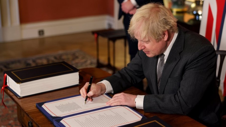 Yπέγραψε την εμπορική συμφωνία για το Brexit με την ΕΕ και o Βρετανός πρωθυπουργός Boris Johnson