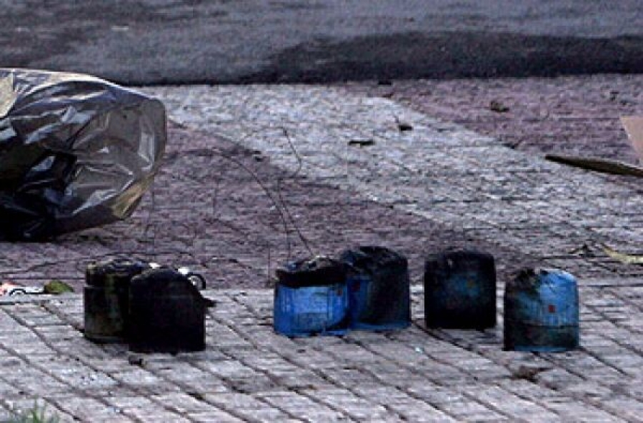 Υλικές ζημιές από επίθεση με γκαζάκια στο σπίτι του δημοσιογράφου, Δ. Καμπουράκη