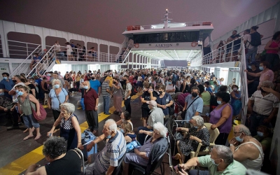 Εύβοια: Απομακρύνονται οι κάτοικοι με πλοία