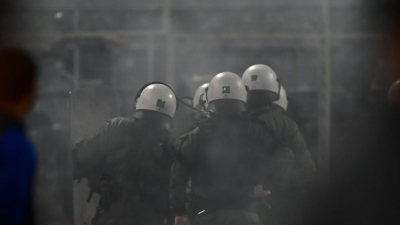 Σε κρίσιμη κατάσταση στην εντατική αστυνομικός των ΜΑΤ - Δέχτηκε φωτοβολίδα σε επεισόδια, στο Ολυμπιακός - Παναθηναϊκός