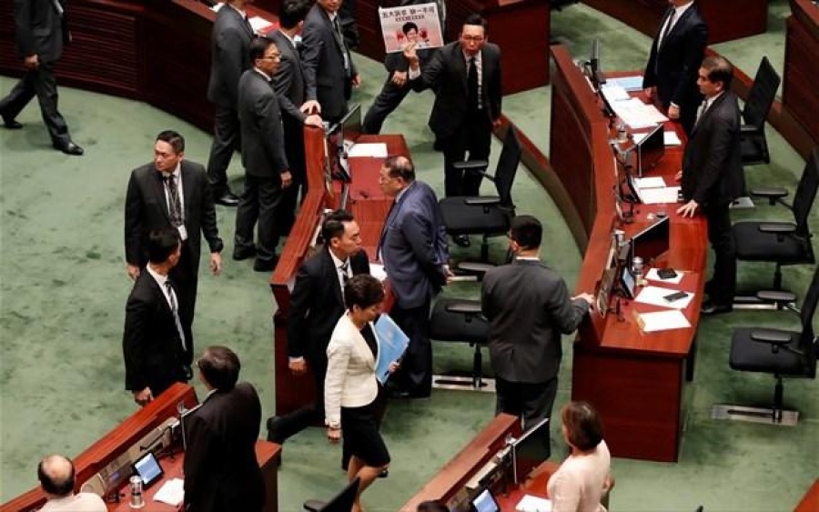 Χονγκ Κονγκ: Δεύτερη ημέρα χάους στο κοινοβούλιο