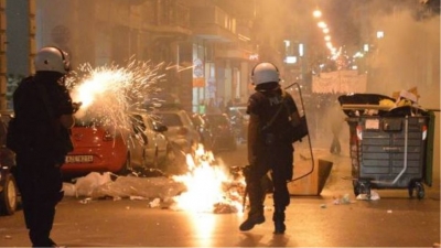 Σοβαρά επεισόδια με μολότοφ και χημικά στην Πάτρα, μετά την πορεία για το Πολυτεχνείο