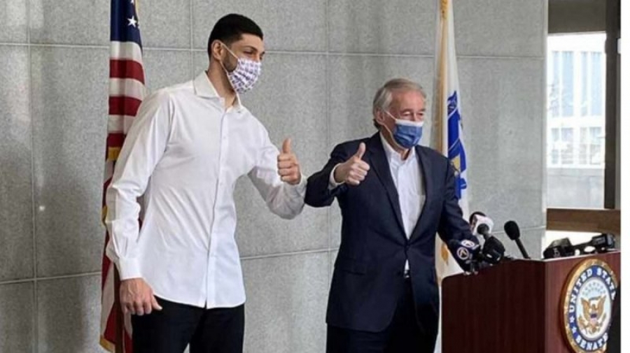 Τουρκία: Οργή κατά Αμερικανού γερουσιαστή για τη… selfie του με τον μπασκετμπολίστα Kanter