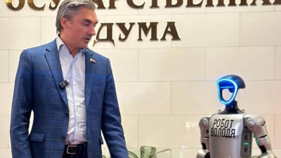 Πλησιάζει και η «πολιτική αντικατάσταση» - Η Ρωσία τοποθετεί κινεζικό ρομπότ στη Βουλή