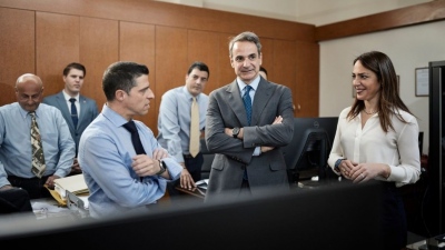 Στη βιομηχανία «Ήλιος» ο Μητσοτάκης: Ο κατώτατος μισθός έχει αυξηθεί περισσότερο από τον πληθωρισμό