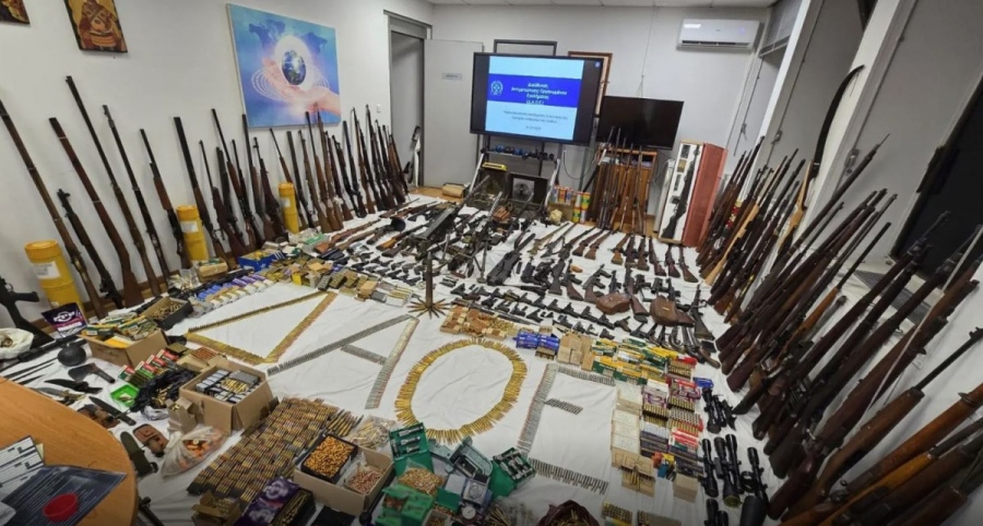 Έτοιμος για πόλεμο απόστρατος στο Κιάτο – Ολόκληρο οπλοστάσιο βρέθηκε στο σπίτι του, 174 όπλα, φυσίγγια, σφαίρες και σπαθιά