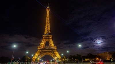 Τους λες και... ρομαντικούς: Μεθυσμένοι τουρίστες ξέμειναν τη νύχτα στην κορυφή του Πύργου του Άιφελ