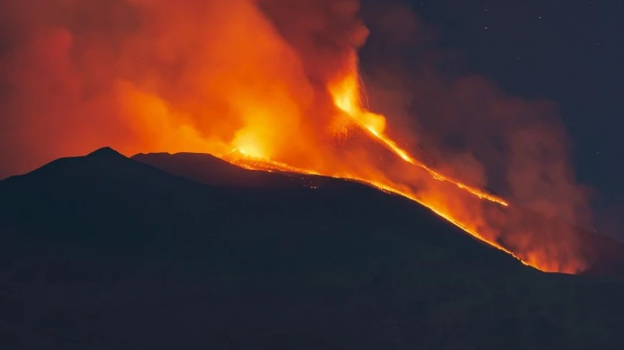 Νέα έκρηξη της Αίτνα - Σύννεφο στάχτης έφτασε σε ύψος 9 χιλιομέτρων - Έκλεισε ο εναέριος χώρος στην Κατάνια