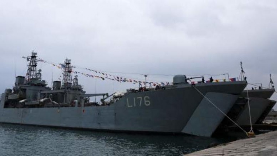 Δεκάδες άνθρωποι έχουν καταφύγει σε παραλίες της Αττικής λόγω της πυρκαγιάς  - Αρματαγωγό του ΠΝ θα συνδράμει στην εκκένωση