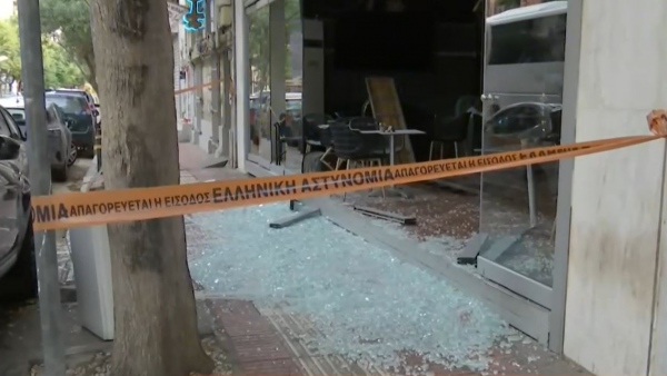 Αθήνα: Εκρήξεις από ρίψεις χειροβομβίδων σε δύο καφετέριες - Ο δράστης χρησιμοποίησε σχάρα από φρεάτιο
