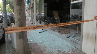 Αθήνα: Εκρήξεις από ρίψεις χειροβομβίδων σε δύο καφετέριες - Ο δράστης χρησιμοποίησε σχάρα από φρεάτιο