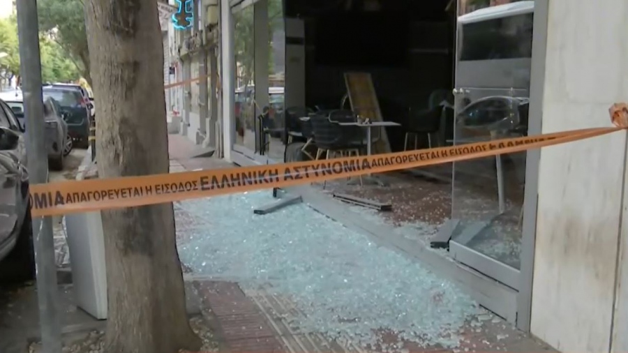 Αθήνα: Εκρήξεις από ρίψεις χειροβομβίδων σε δύο καφετέριες - Ο δράστης χρησιμοποίησε σχάρα από φρεάτιο