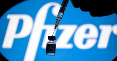 Βρετανικά ΜΜΕ: Ο πόλεμος των εμβολίων και ο «γύπας» της πανδημίας – H Pfizer δωροδόκησε ειδικούς για να δυσφημήσουν την AstraZeneca