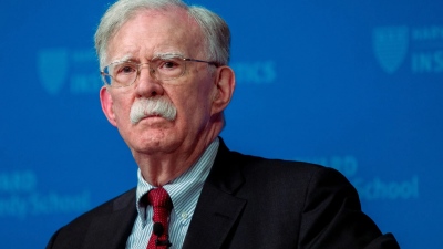 Παραδόθηκε στις αμερικανικές αρχές ο John Bolton - «Θα αποκαλύψω την κατάχρηση εξουσίας του Trump»