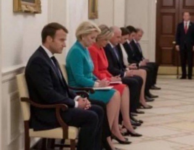 Εξευτελισμός Ευρωπαίων - Όπως οι μαθητές στον Λυκειάρχη, έξω από το γραφείο του Trump στον Λευκό Οίκο