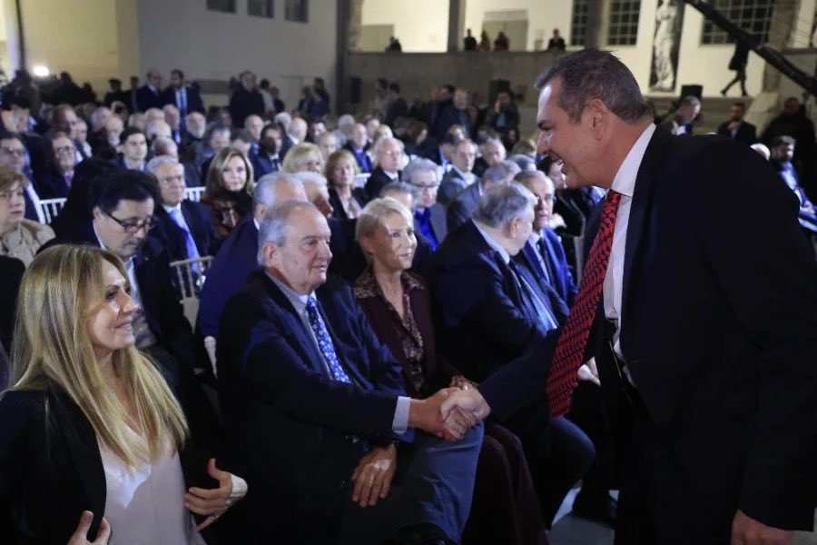 Και η κόντρα συνεχίζεται - Καμμένος για Σαμαρά: Γιατί με κοιτάει έτσι, ξέρει αυτός