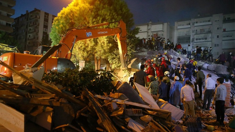 Σμύρνη Τουρκίας: Αγωνιώδεις προσπάθειες για τους εγκλωβισμένους σε 12 κτήρια - Συνολικά 17 νεκροί, 709 τραυματίες - Erdogan: Σας ευχαριστώ, κ. Μητσοτάκη