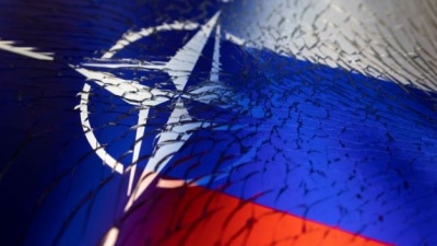 Larry Johnson (πρώην CIA): Η Ρωσία ταπείνωσε τη Δύση επιδεικνύοντας τον εξοπλισμό του ΝΑΤΟ στη Μόσχα