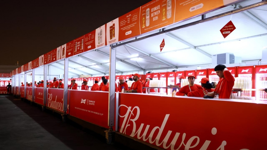 Budwaiser Raspberry Πλήγμα για την Budwaiser η απαγόρευση κατανάλωσης μπύρας στο Μουντιάλ ...
