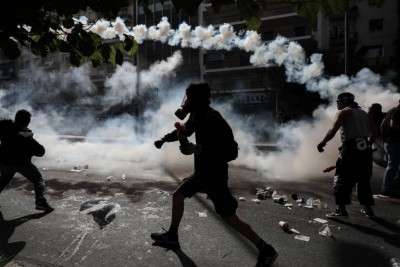 Πανεκπαιδευτικό συλλαλητήριο - Επεισόδια στο Σύνταγμα με μολότοφ και χημικά