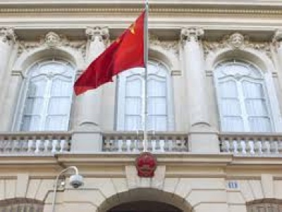 Πρεσβείες της Κίνας κατηγορούν ευθέως τις ΗΠΑ για το ξέσπασμα του κορωνοϊού