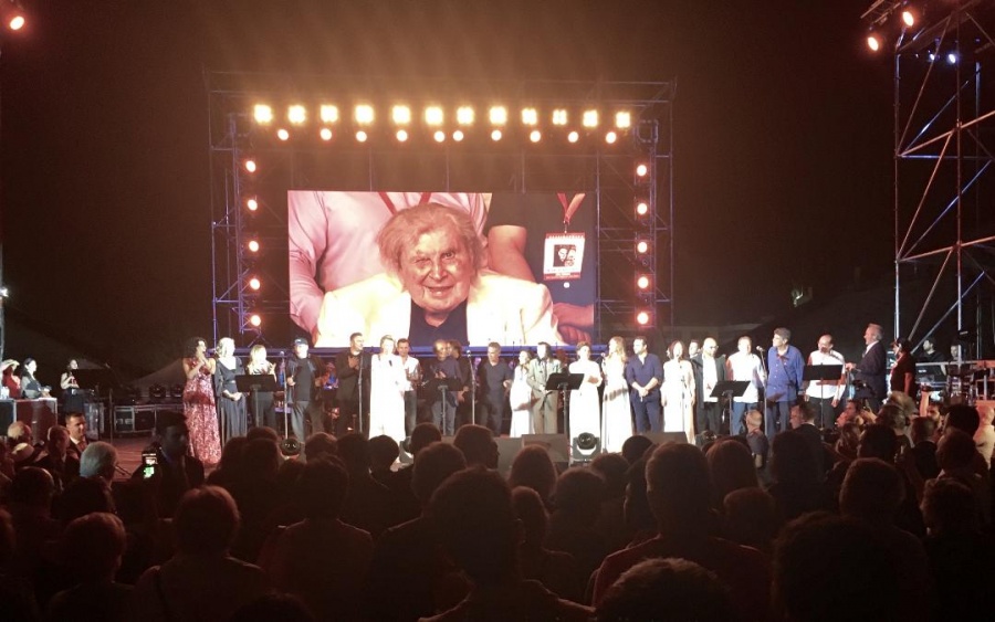 Ήταν όλοι εκεί, με πρώτο τον Μίκη: «Είσαι Έλληνας! Αυτό που ήσουν κάποτε, θα γίνεις ξανά»