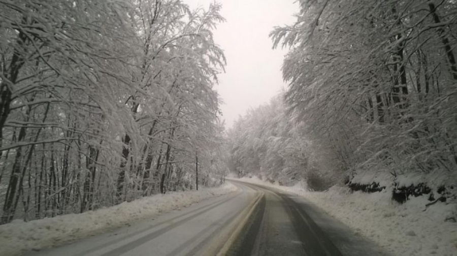 Πυκνή χιονόπτωση στη Θήβα – Δεν επιτρέπεται η κυκλοφορία φορτηγών στην ε.ο Αθηνών – Λαμίας