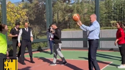 Μετά τις φήμες για εγκεφαλικό και ότι είναι... νεκρός, ο Erdogan παίζει μπάσκετ με νέους