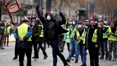 Συγκρούσεις στο Παρίσι ανάμεσα στις αστυνομικές δυνάμεις και τα «Κίτρινα Γιλέκα» - Στο στόχαστρο το AFP