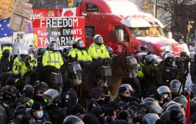 Άγρια καταστολή στον Καναδά  – Επίθεση έφιππων αστυνομικών στο Freedom Convoy με πάνω από 100 συλλήψεις διαδηλωτών