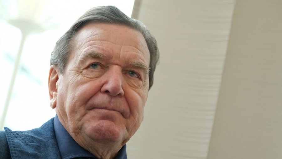 Polonia: Eisangeliki erevna se varos tou Gerhard Schroeder gia tin